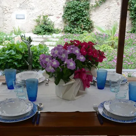 Old Town Secret Garden * אלגהרו